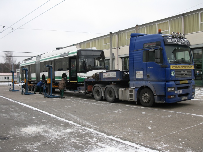 Der Gelenkobus 051 wird auf den Tieflader abgesenkt.